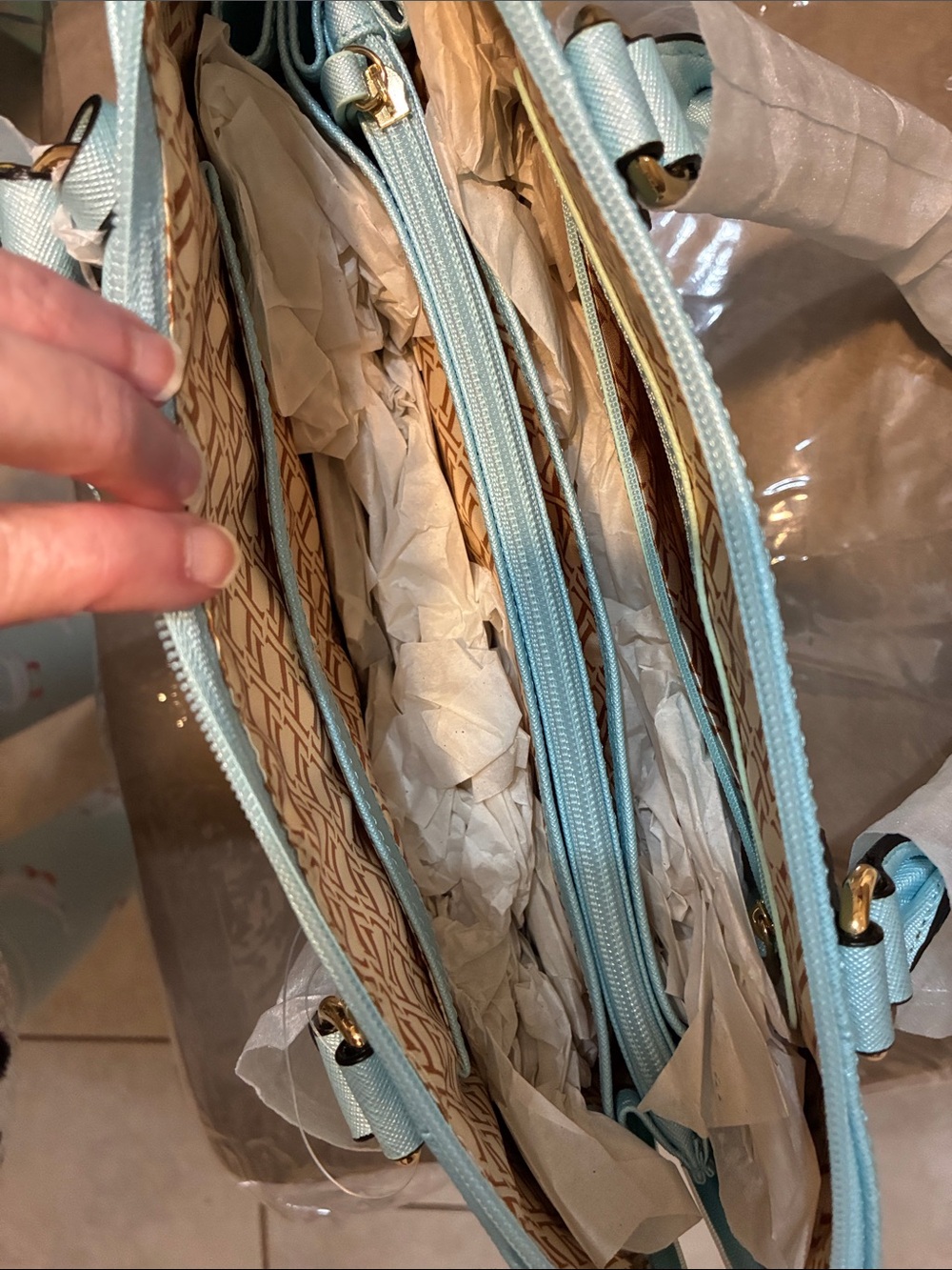 Tignanello🥳HP🥳Powder Blue Leather Purse - Picture 10 of 16